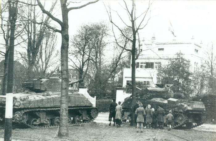 Oldenzaalsestraat suikerpaleis  tijdens de bevrijding 1945.jpg