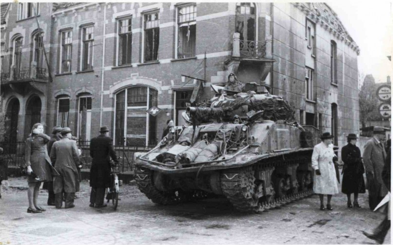 Molenstraat 1-4-1945 Onder enthousiaste publieke belangstelling; op de achtergrond het huis van de fotograaf.jpg