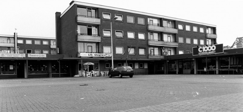 Burg. M. van Veenlaan Winkelcentrum Boswinkel met chinees-indisch restaurant Fat Kee, snackbar en C1000 supermarkt.jpg