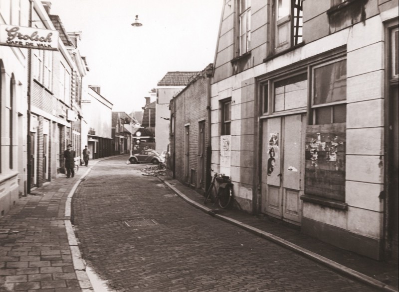 Stadsgravenstraat 1970 Links café de Valk, zicht richting Bolwerkstraat, rechts Van Lochemstraat.jpg