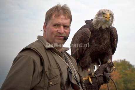 Rob Poliste met Tukker. Zondag is hij met z’n vogels te zien in het G. J. van Heekpark.jpg