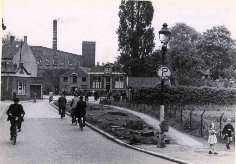 Molenstraat richting Oldenzaalsestraat met Joods kerkhof en op de achtergrond het woonhuis en bedrijf van Chr. Janssen en daarachter de fabrieksgebouwen van Blijdenstein aan de Oosterstraat 05=47.jpg