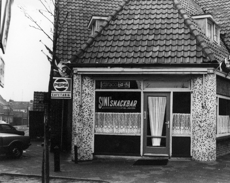 Margrietstraat Sini's snackbar op de hoek met de De Bouterstraat in de wijk het Ribbelt..jpg