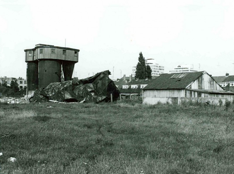 Borneostraat aug. 1977 Terrein voormalige textielfabriek Scholten; met de Borneostraat op de achtergrond en deel van de fabriek reeds afgebroken. Koeltorens staan nog.jpg