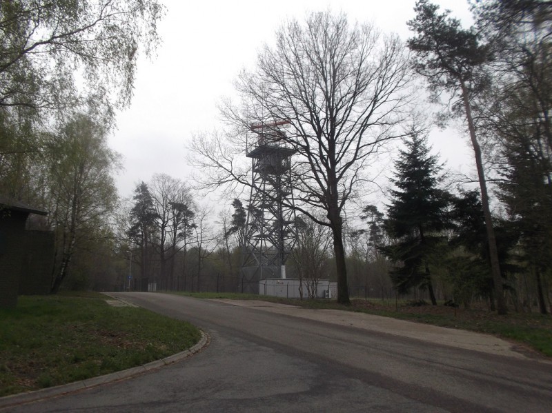 Vliegveld Twente 5-4-2014 5. deze radartoren voorkomt hoogbouw in Enschede.JPG