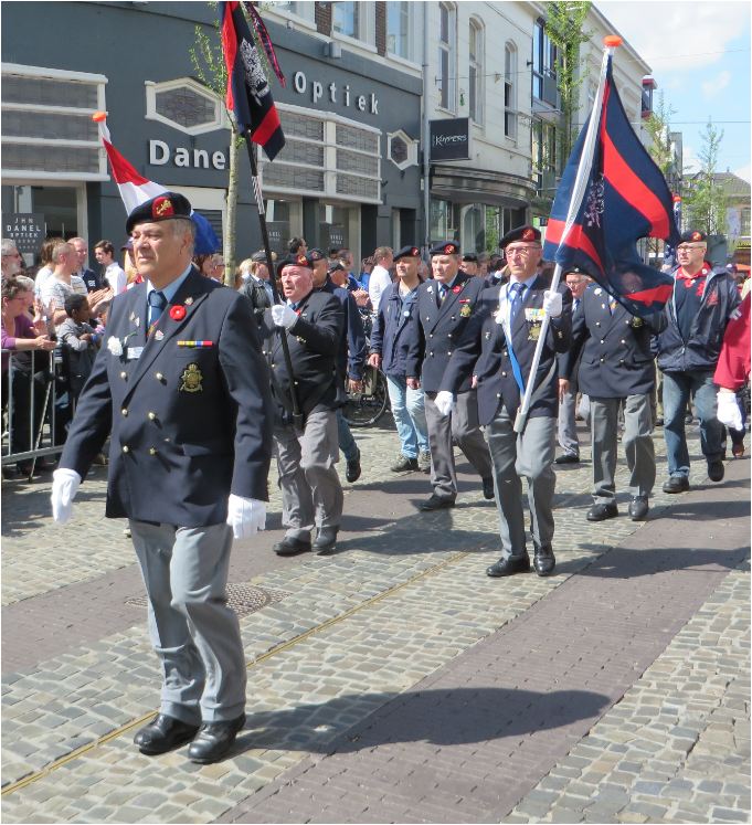 Oud-Mariniers in de bevrijdingsparade in Enschede.JPG