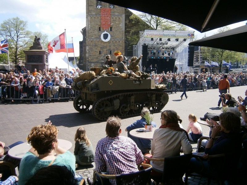 Oude Markt bevrijdingsparade 5-5-2015 (5).JPG