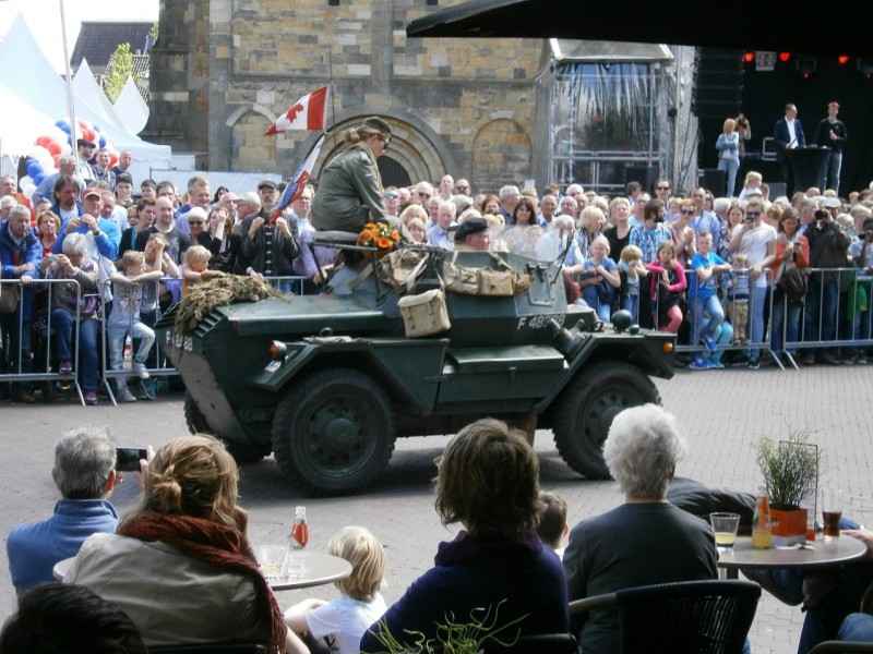 Oude Markt bevrijdingsparade 5-5-2015 (4).JPG