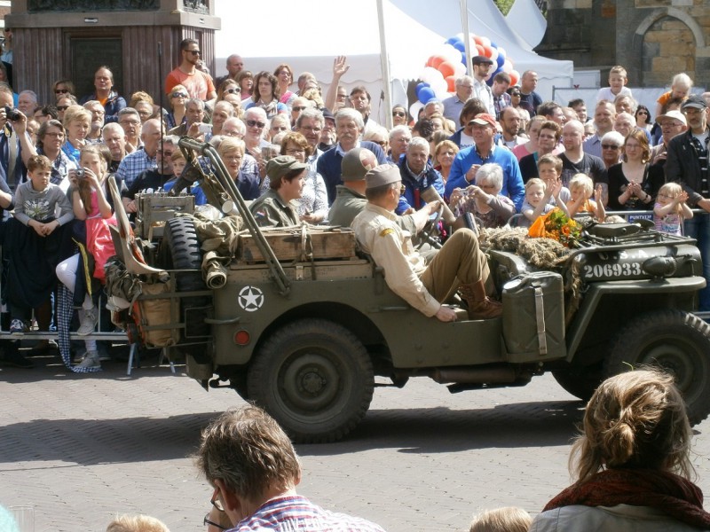 Oude Markt bevrijdingsparade 5-5-2015.JPG