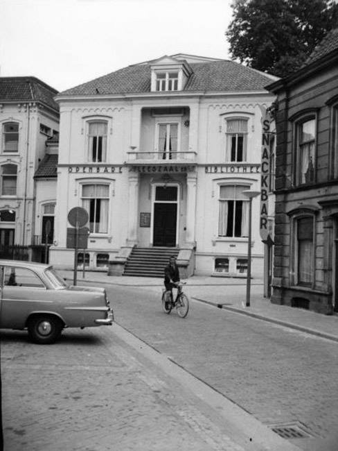 Markt Openbare Bibliotheek vroeger villa van Heek.jpg
