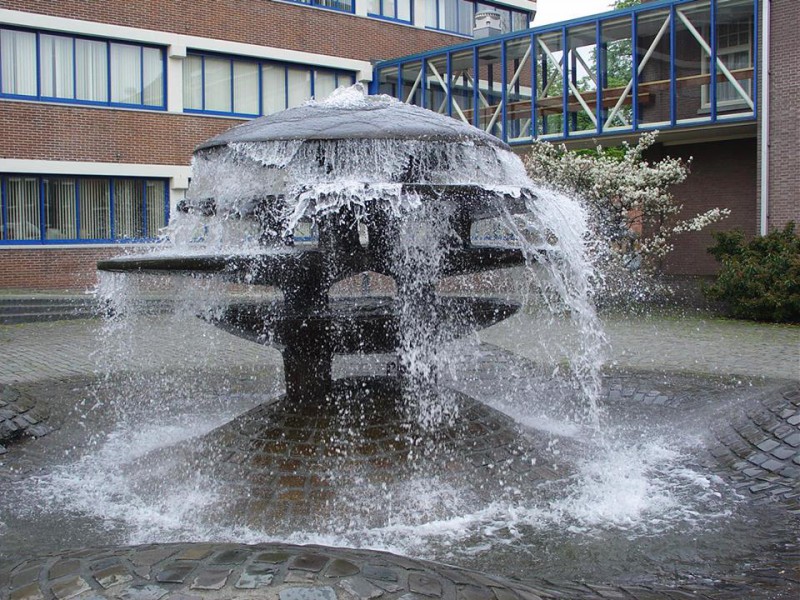 Nijverheidstraat politiebureau en fontein (2).jpg