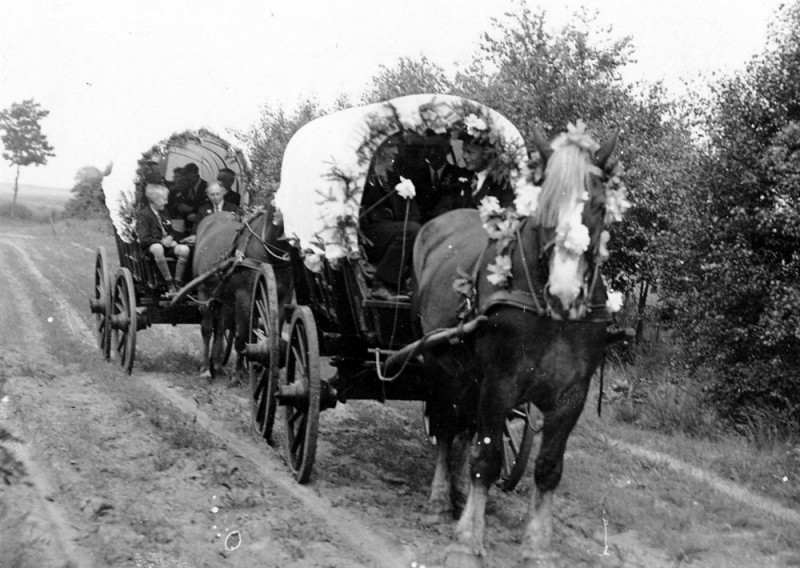 Bruiloftsgasten onderweg.jpg
