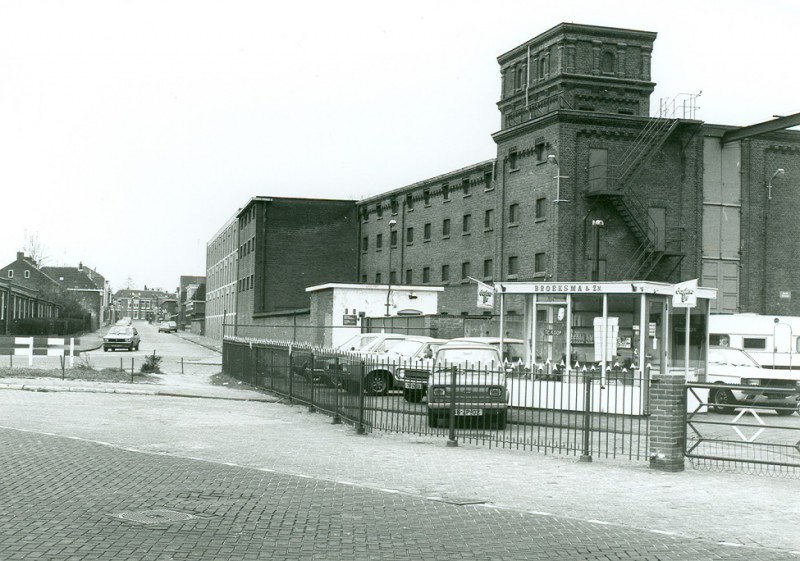 Lonnekerspoorlaan en de Roomweg, met uitzicht op de Schurinksweg 1983 Balengebouw.jpg