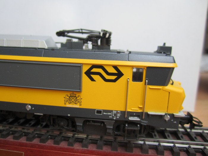 Märklin H0 - 37264 - Eloc 1835 van de NS, wapen Enschede.jpg