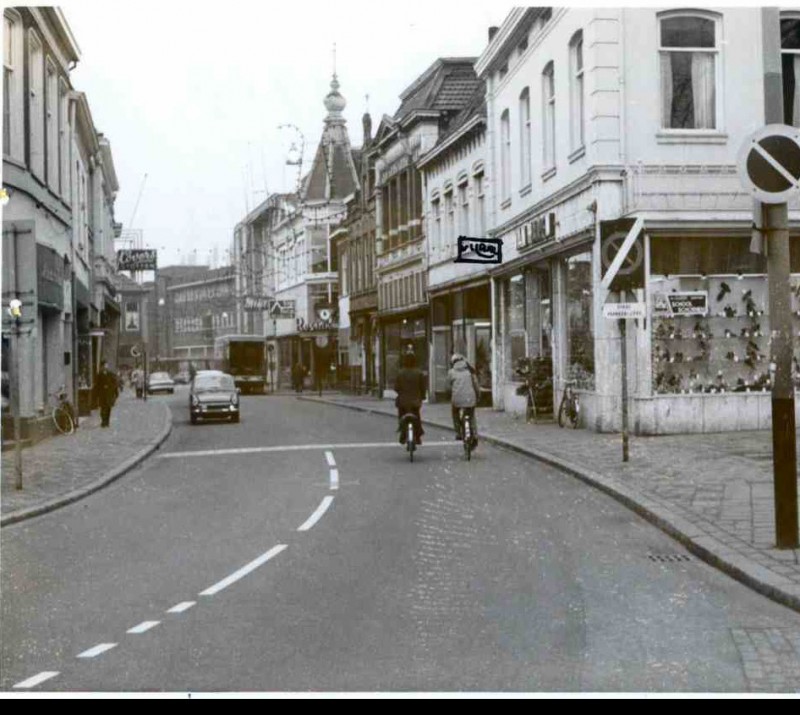Marktstraat . Rechts op de hoek Van Haren, schoenen 1967.jpg