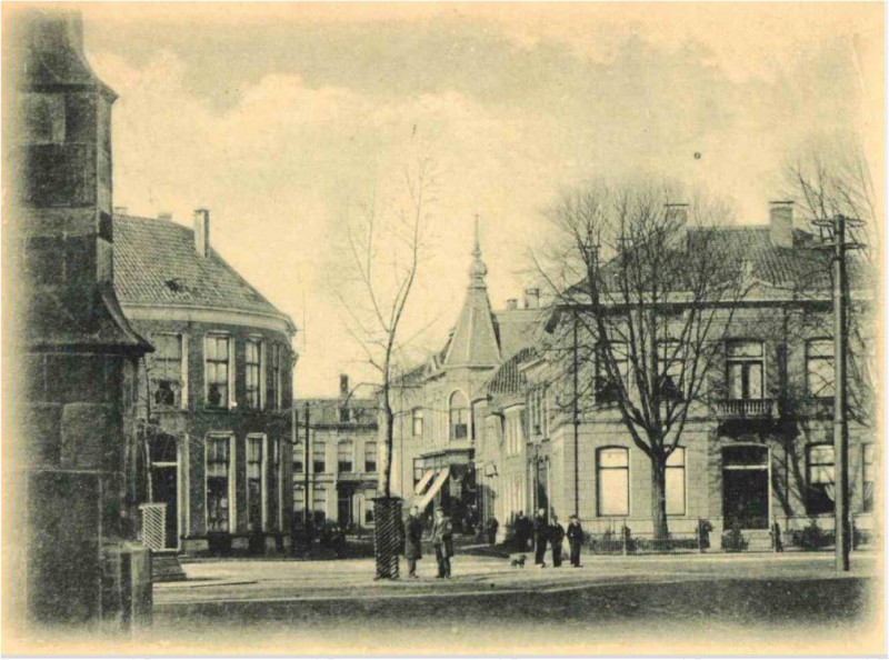 Vanaf NH-kerk richting Marktstraat met rechts villa Cromhoff en achteraan de Markstraat villa H. van Heek. 1901.JPG