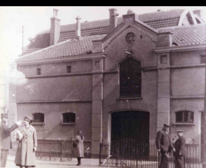 Marktstraat, Koetshuis, met enkele mensen op voorgrond, Datering 1935.jpg