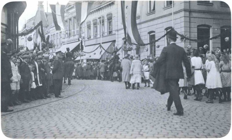 Marktstraat  Optocht i.v.m. 25 jr. regering Koningin Wilhelmina 8-9-1923 ...JPG