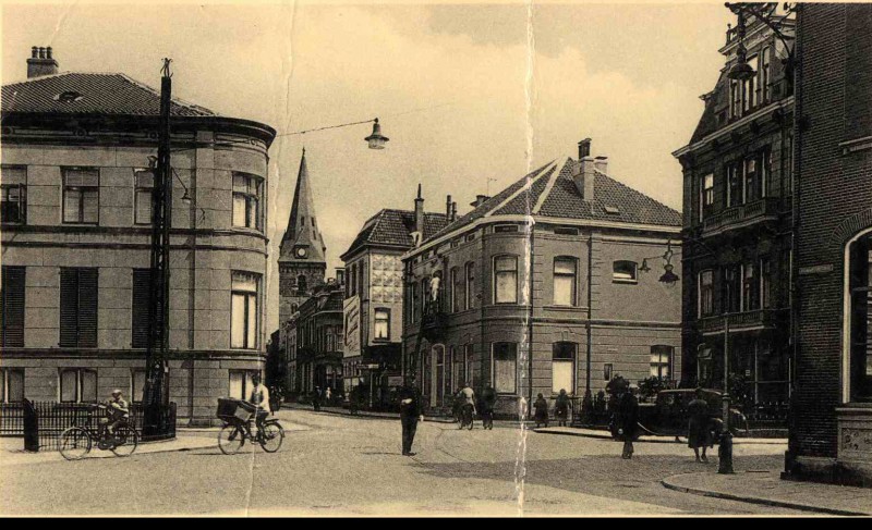 Marktstraat . Kruispunt 'De Graaff' vanaf Brammelerstraat richting Markt, met rechts hotel de Graaff. 1932-1934.jpg