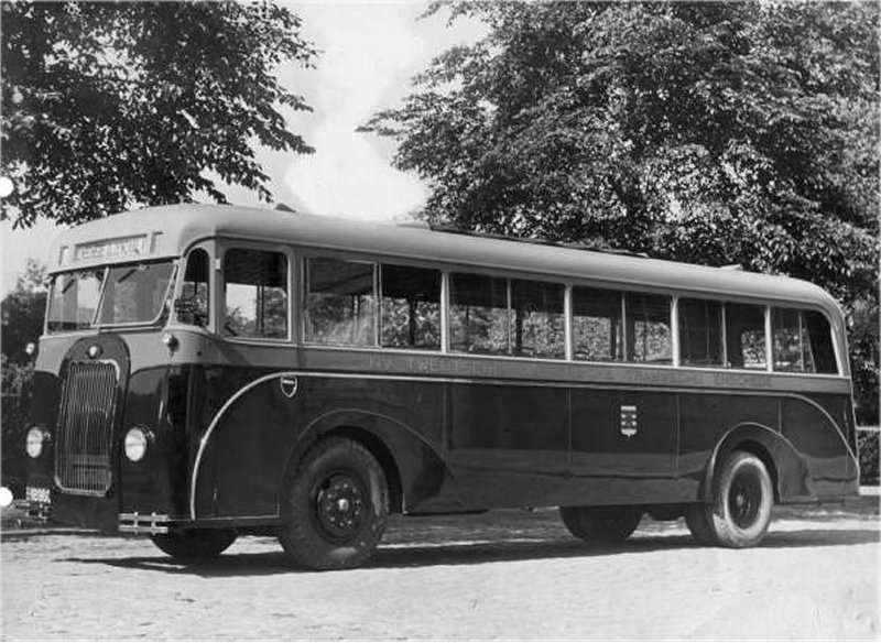 Bus 6 was de eerste Kromhout bij de TET. Carrosserie Werkspoor. met logo Enschede.jpg