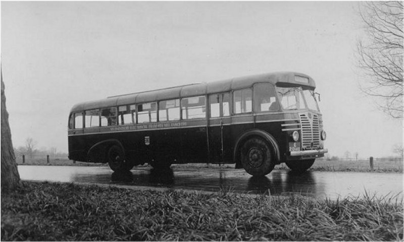 De 76 in zijn oorspronkelijke gedaante, Guy Saunders. Het chassis zou nog tot twee keer toe in een andere gedaante op de weg verschijnen. logo Enschede.jpg