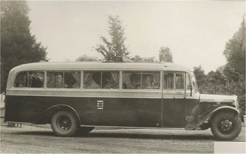 Indiana-bus. Bij TET de 4 en 5, voorzien van een Verheul-carrosserie. Met 33 zitplaatsen. met stadswapen Enschede.jpg
