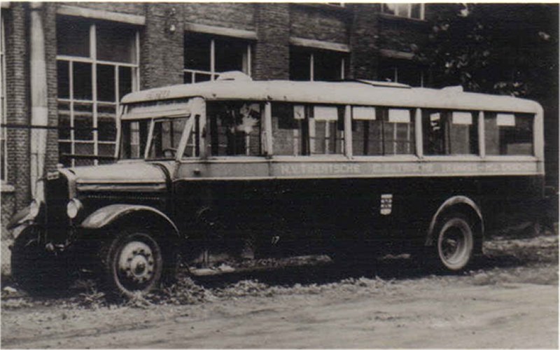 TET bus 17 in de in 1934 of 1935 ingevoerde kleurstelling donkerblauw, N.V. TWENTSCHE   ELECTRISCHE   TRAMWEG   MIJ.   ENSCHEDE en voorzien van het logo van de gemeente Enschede 1930..jpg
