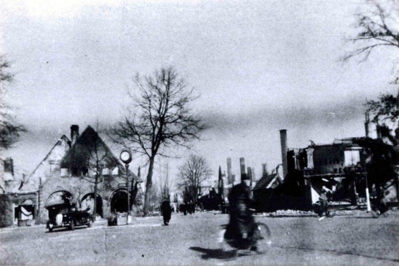 Pathmossingel 22-2-1944 hoek Janninksweg  getroffen pand Kiffen.jpg