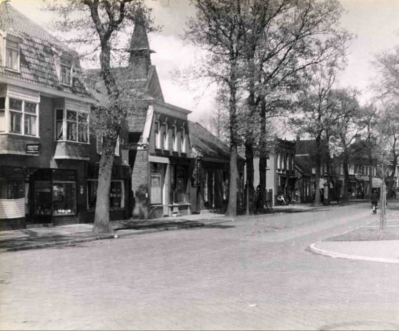 Haaksbergerstraat gezien vanaf Getfertsingel in noordelijke richting mei 1943.jpg