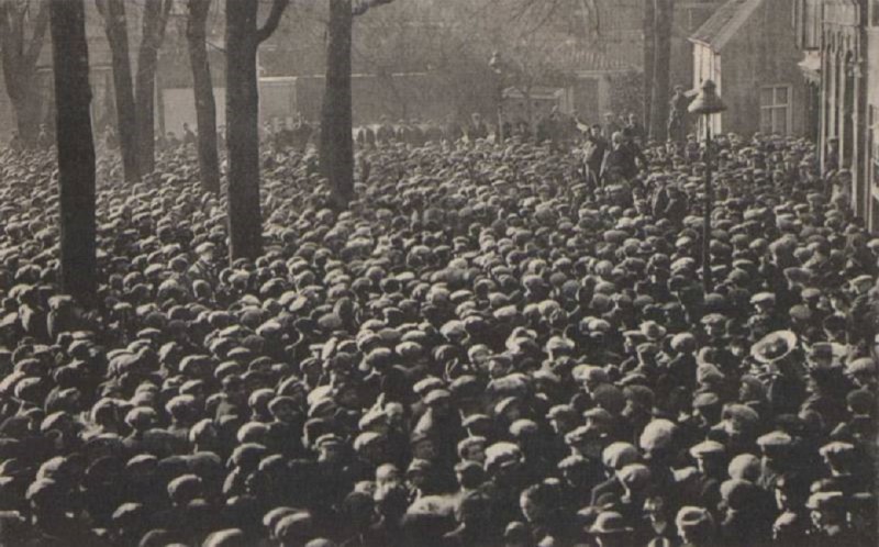 Markt stakingsbijeenkomst 1924 bij Drehfahl voor de deur.jpg