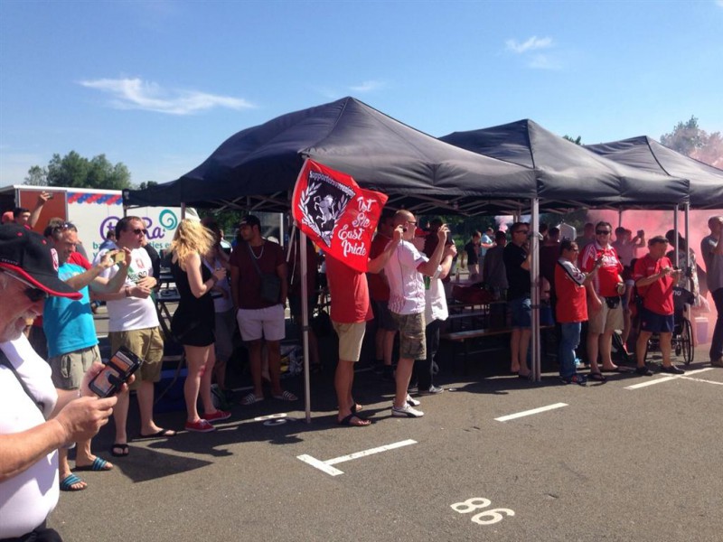 Supporters vieren 50 jaar FC Twente bij Grolsch Veste.jpg