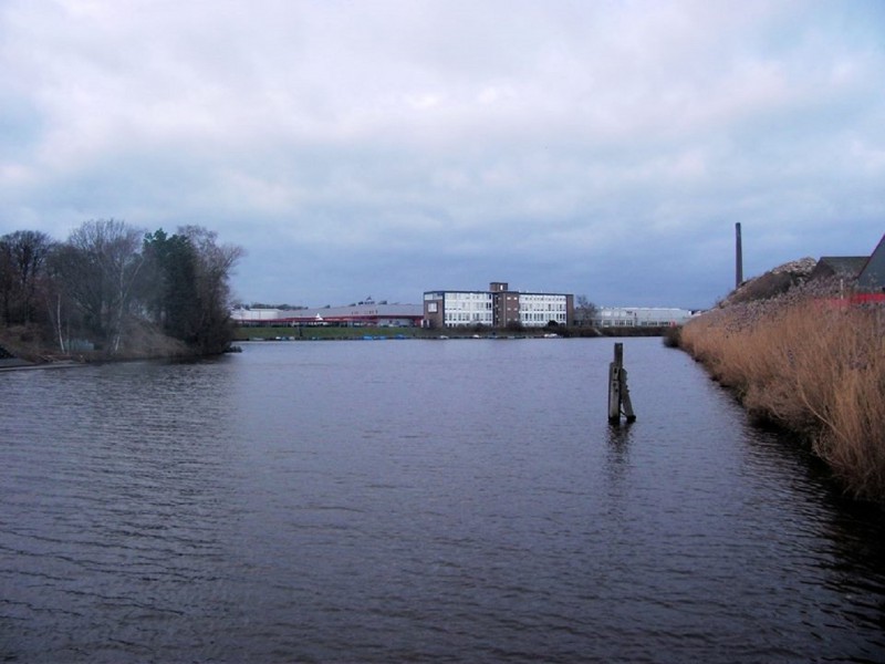 Vredestein vanaf Twentekanaal.jpg