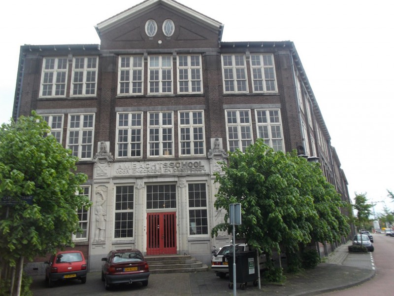 van der Capellestraat Ambachtsschool met leilinden.JPG