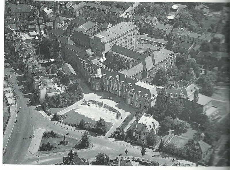 Ariensplein RKZ luchtfoto jaren 50.jpg
