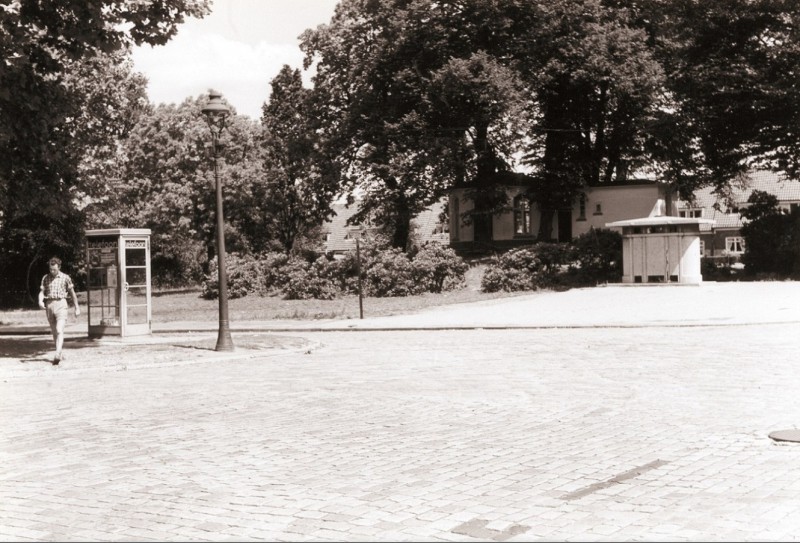 Laaressingel feb. 1955 Park de Apenhof met theehuis aan de Laaressingel dichtbij Faberstraat. urinoir.jpg