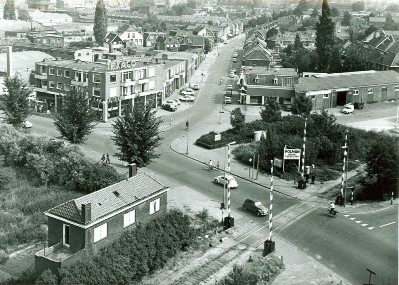 Haaksbergerstraat panorama met hoek Wooldriksweg en Zuiderspoorstraat 1973..jpg