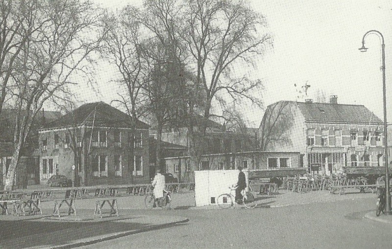 Zuiderhagen vanaf Willemstraat met zicht op kantoor van de Raad van Arbeid. Urinoir.jpg