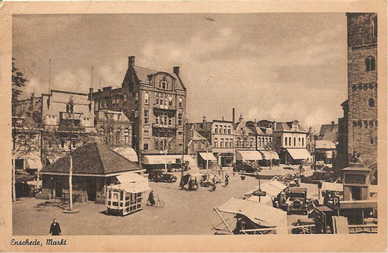 Markt met openbaar toilet en gebouw Concordia en gebouw marktmeester.jpg