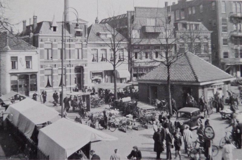 Markt met Marktleven en openbaar toilet Concordia.jpg