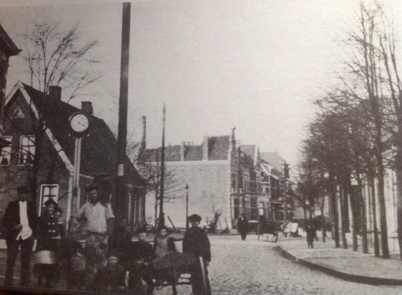 Haaksbergerstraat 1900 met de Koningshuizen op de hoek tussen de Emmastraat en de Ripperdastraat. Helemaal rechts de ingang naar de Koningstraat. Voorbij de Koningshuizen de villa's die t.o het oude politiebureau stonden..jpg