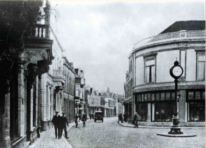 Hengelosestraat gezien vanaf het stationsplein 1910. klok.jpg