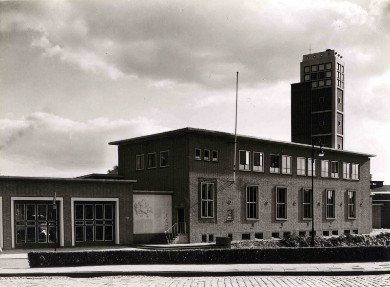 Fortuinplein. Zicht op brandweerkazerne, in 1955 in gebruik genomen.jpg