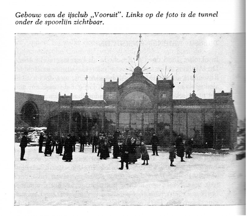 Bouwhuistunneltje links met IJsbaan van IJsclub Vooruit met op achtergrond tent (dus geen gebouw)  nu locatie Ijsbaanweg.jpg