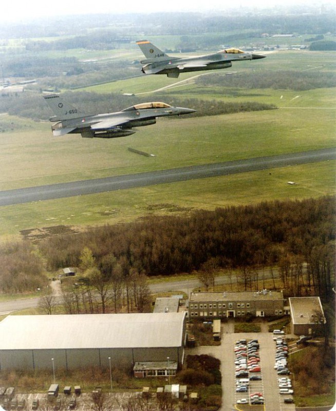 F-16's_vliegen_over.JPG