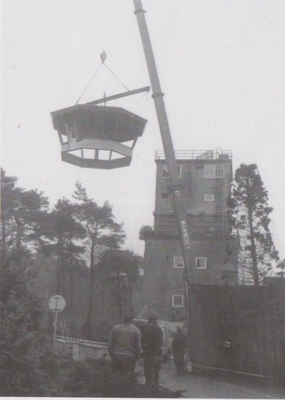 verkeerstoren Plaatsing nieuwe koepel op 8 dec 1981.jpg