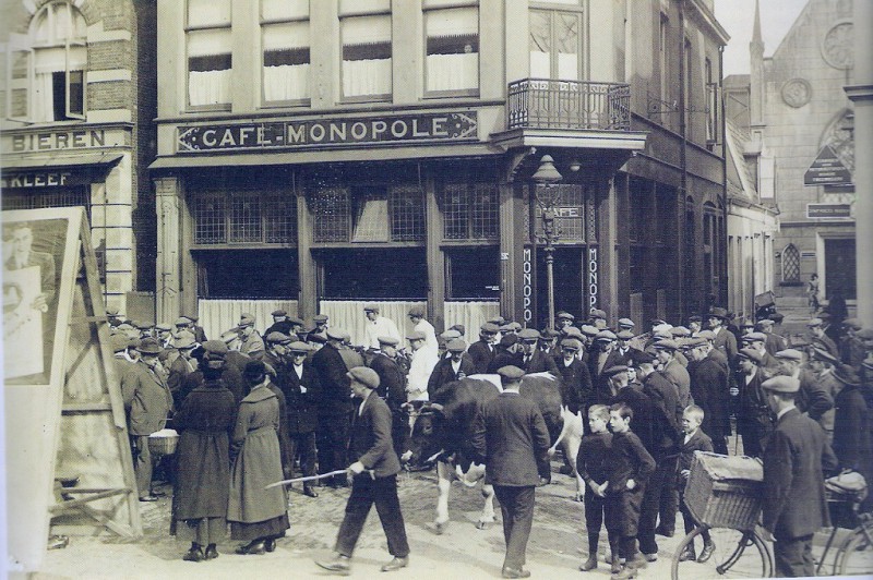 markt hoek Menistensteeg Monopole 1925. veemarkt.jpg
