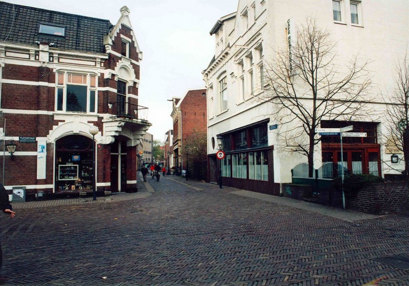 Zuiderhagen Hoek Pijpenstraat, rechts café-restaurant De Zon.jpg