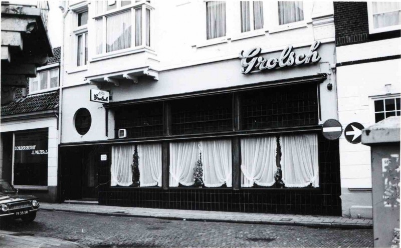 Zuiderhagen 1978 Café-restaurant de Zon, met ernaast schildersbedrijf Walter & Zn..jpg