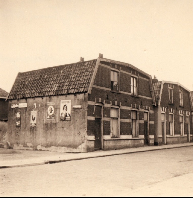 Pluimstraat 10-6-1954 Woningen op de hoek met Oliemolensingel.jpg
