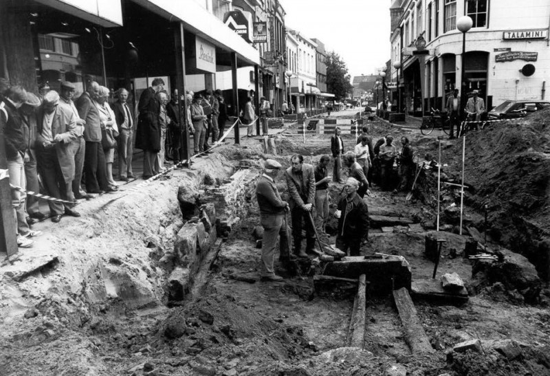 Marktstraat 1981 Opgraving en onderzoek naar de oude veldpoort die daar heeft gestaan. Rechts Talamini.jpg